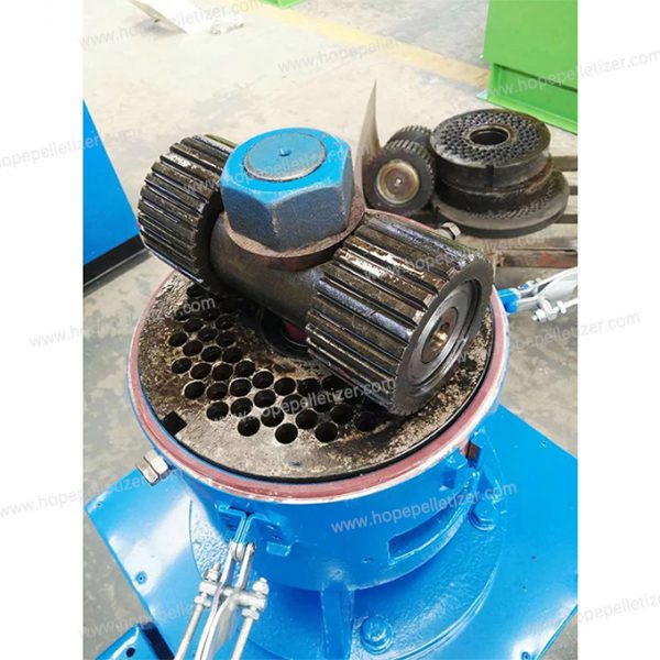 Small biomass pellet machine,chicken manure sawdust burning granulator,SKJ250 wood sawdust pellet machine for sale - Image 5